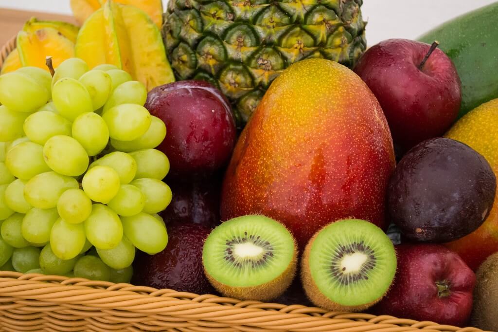 Cesto di frutta fresca